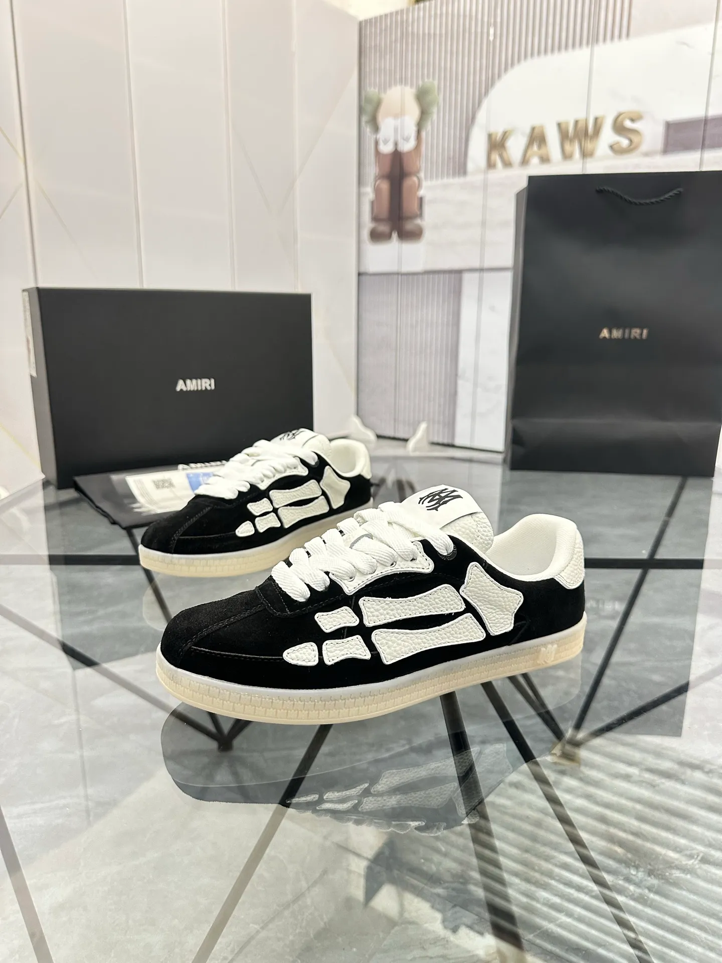 Men's shoes: 💰P600¥ Top quality in Guangzhou Product trademark: AMIRI* "Amir*" low-top casual shoes Regular size: 39-44 (can be customized to 45) Product material: Upper imported first-layer cowhide spliced ​​nubuck leather, breathable lining, original outsole. Number: 525